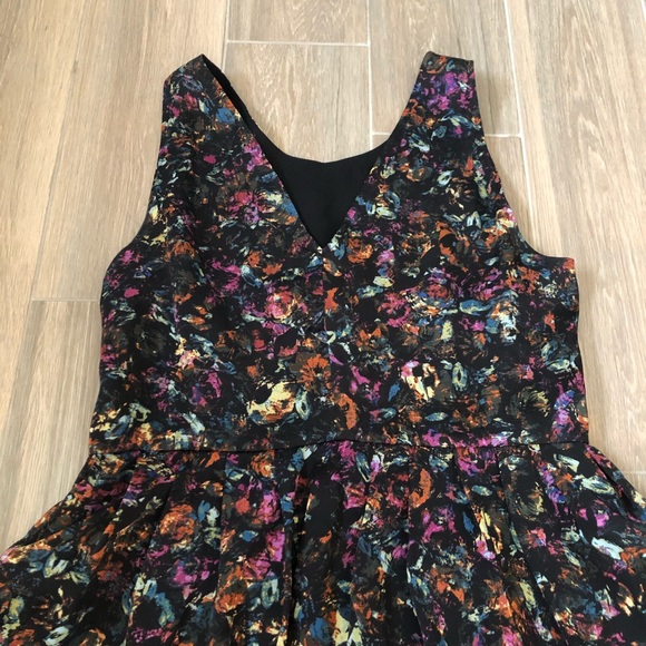 Floral / Abstract Dress - Picture 4 of 4